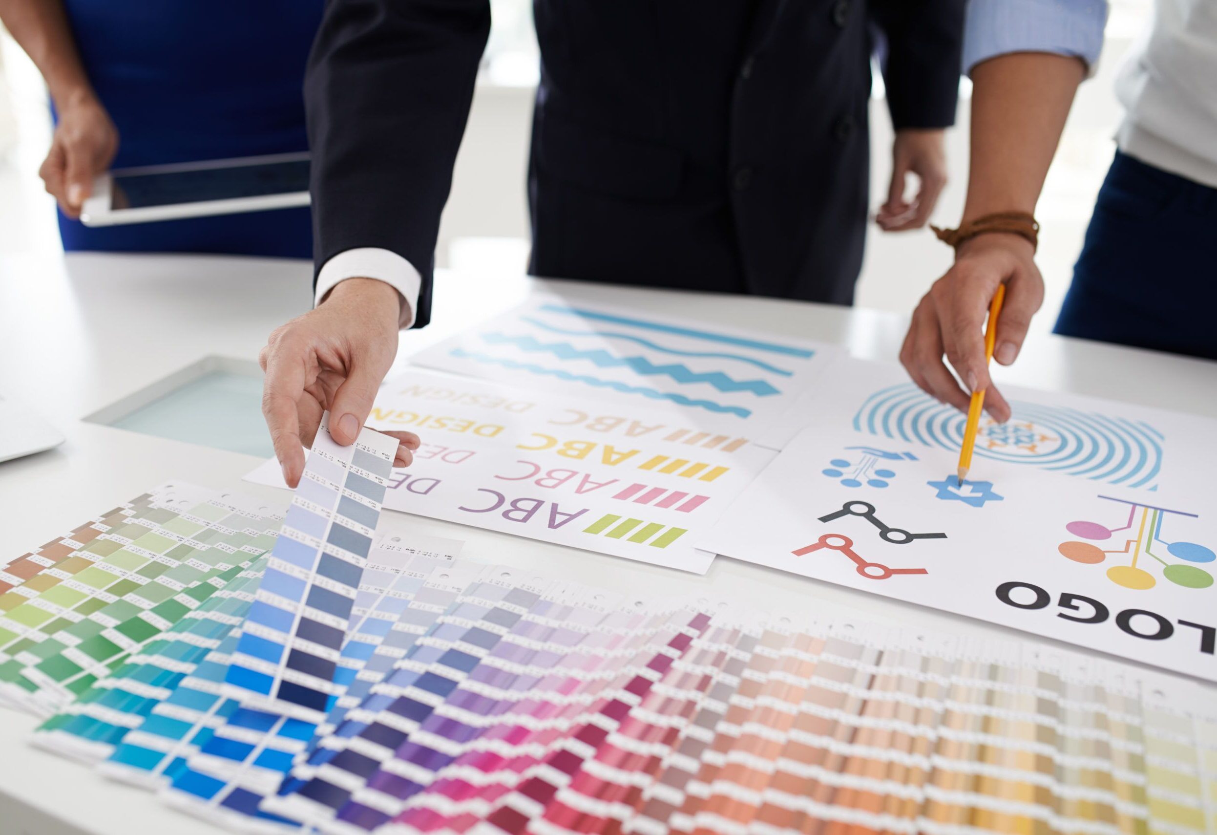 Ein Design-Team wählt aus einer großen Farbpalette, die passende Farbe für das Unternehmenslogo.