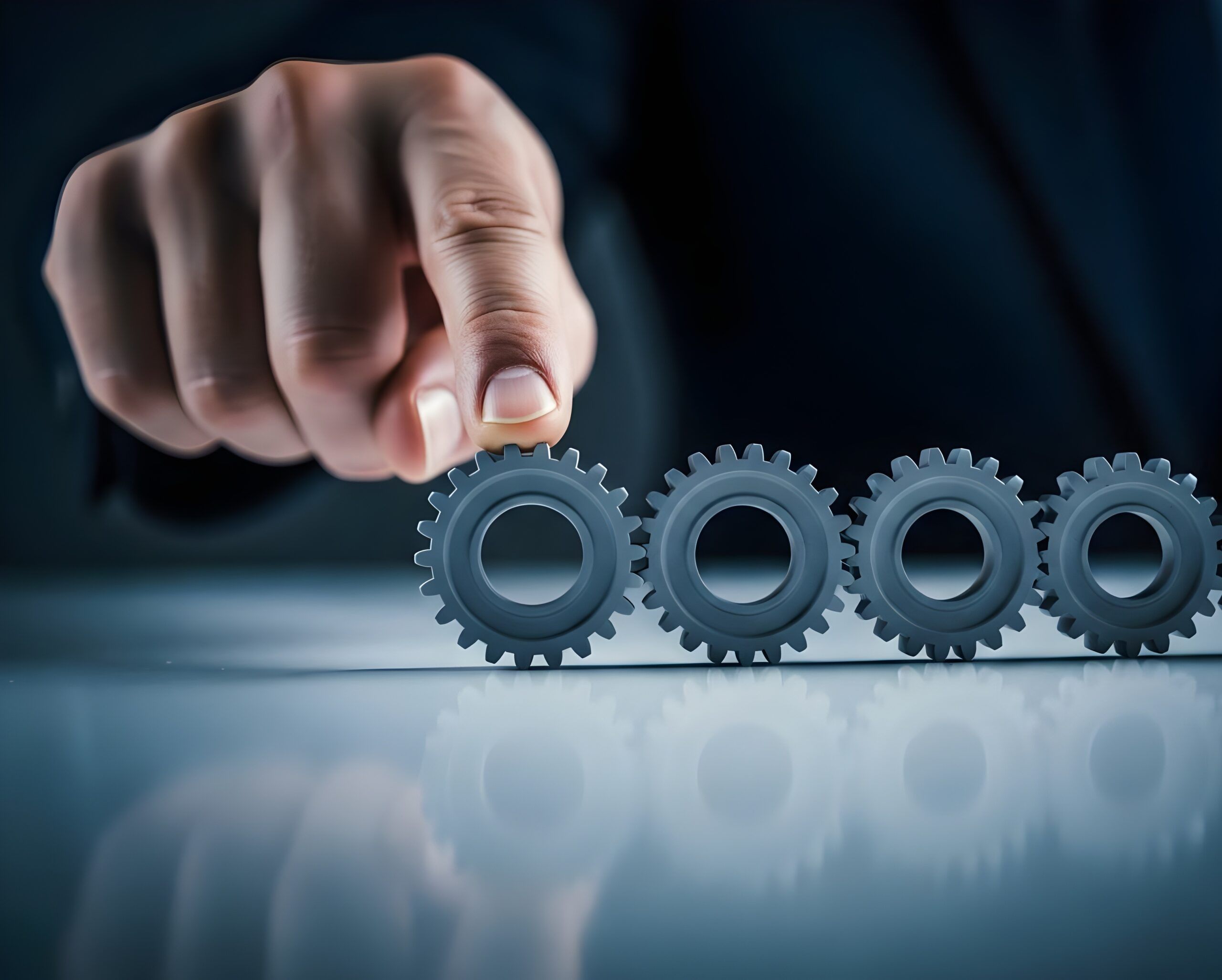 Eine Hand bewegt mit dem Finger mehrere Zahnräder. Steht symbolisch für die Optimierung des Funnel Marketings.