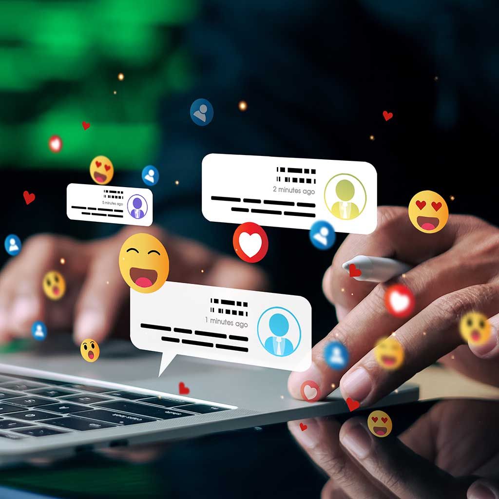Konzept für Social-Media-Interaktion: Chat-Benachrichtigungen, Emoji-Reaktionen und Online-Kommunikation auf einem Laptop – im Kontext einer digitalen Marketingstrategie.