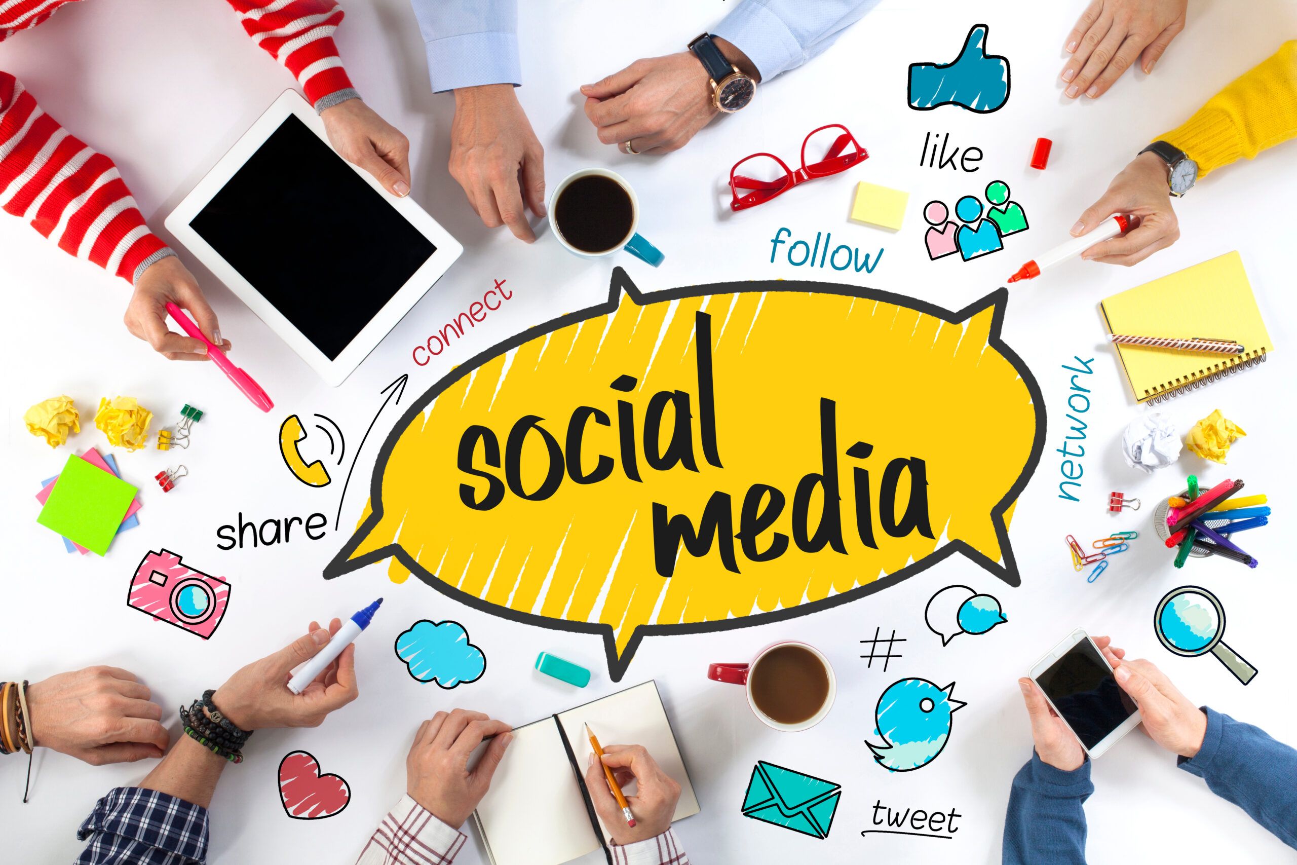 Gruppe von Menschen erstellt ein Social Media Konzept.