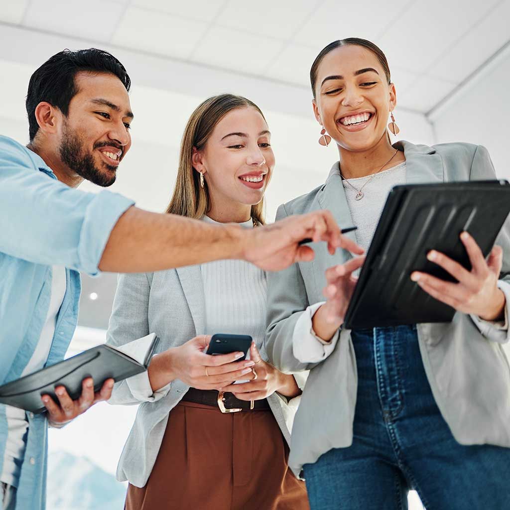 Geschäftsleute bei der Teamarbeit: Sie nutzen ein Tablet für Datenanalysen, die Auswertung von Marketingergebnissen und Vergleiche im Büro. Ein professionelles Team aus Frauen und Männern arbeitet an einem digitalen Projekt, einem Social-Media-Vorhaben oder einem Startup-Projekt.